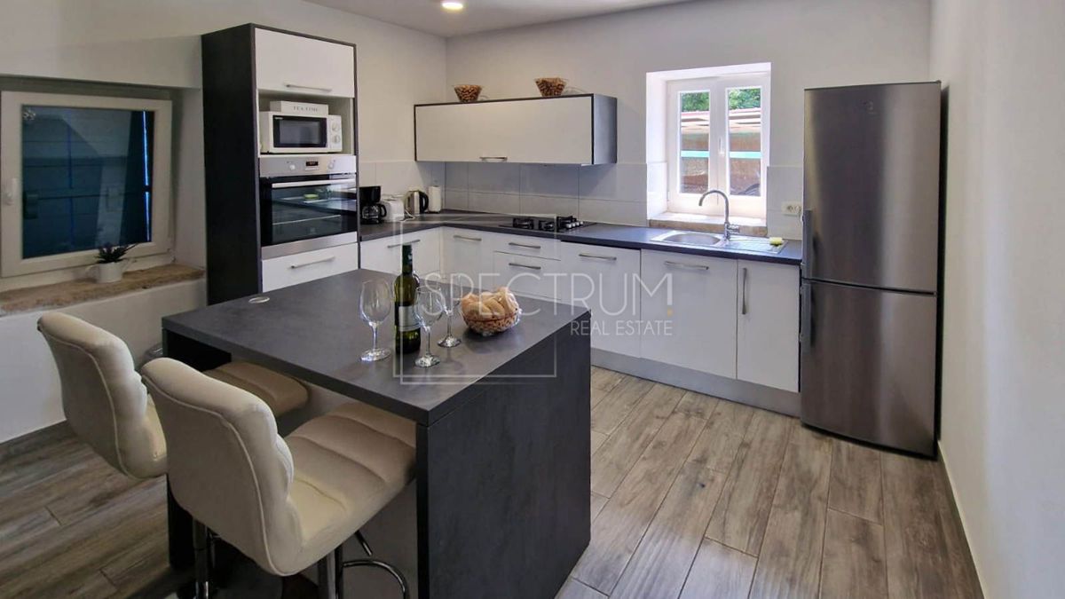 Zona di San Lorenzo, casa in pietra con piscina in posizione tranquilla