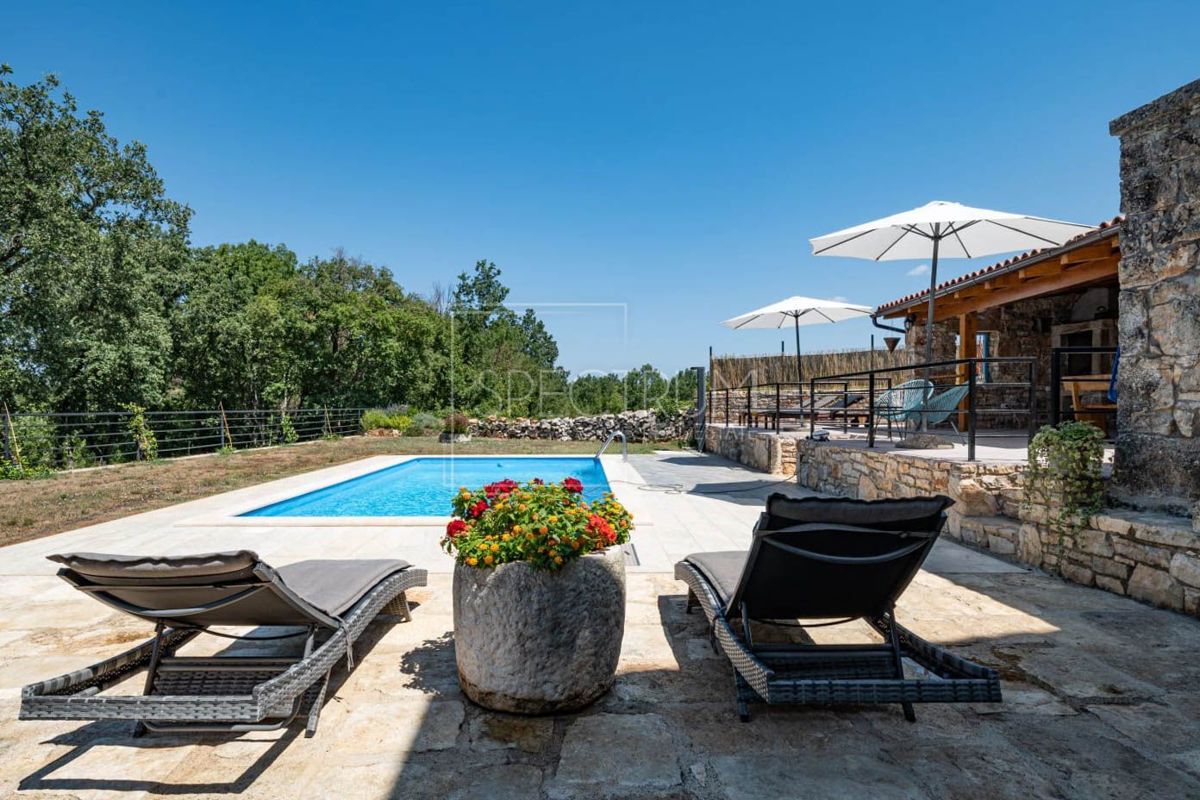 Zona di San Lorenzo, casa in pietra con piscina in posizione tranquilla