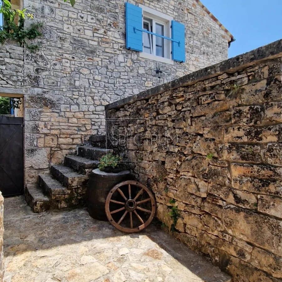Zona di San Lorenzo, casa in pietra con piscina in posizione tranquilla