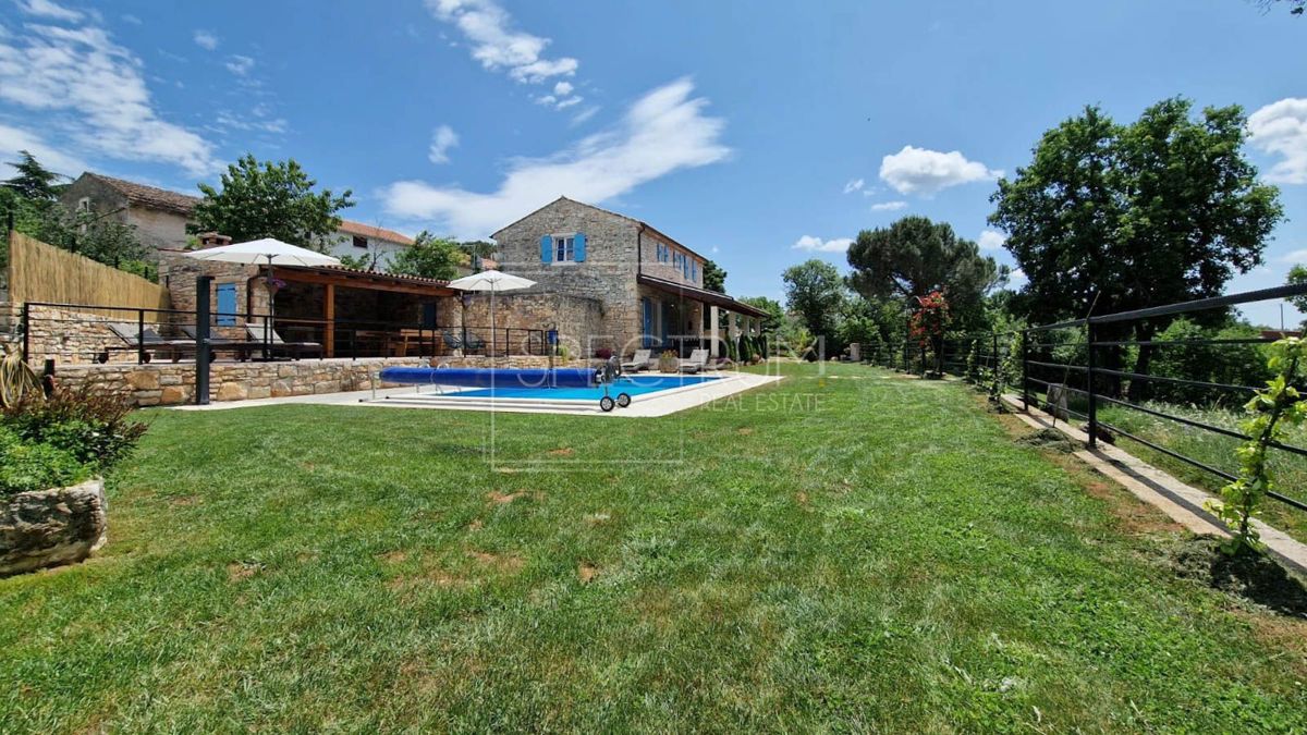 Zona di San Lorenzo, casa in pietra con piscina in posizione tranquilla