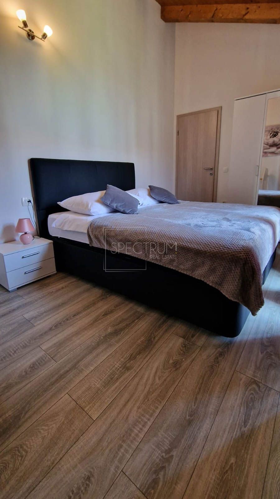 Zona di San Lorenzo, casa in pietra con piscina in posizione tranquilla