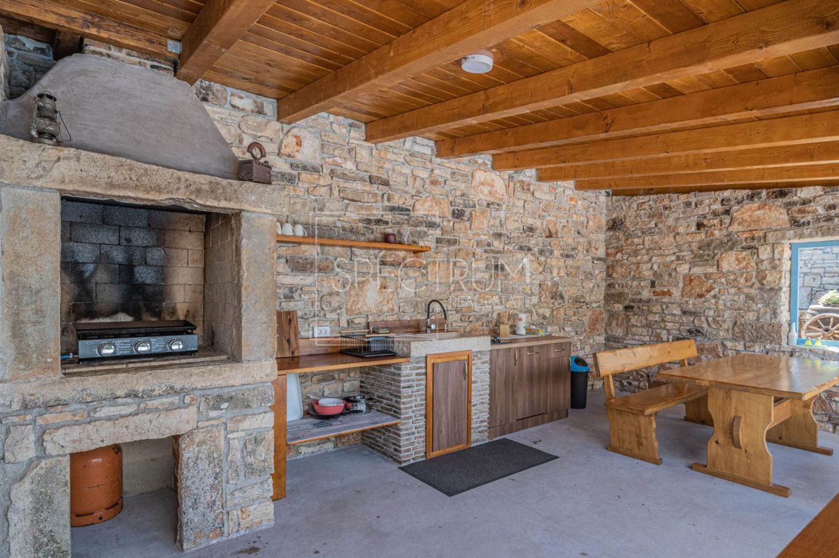 Zona di San Lorenzo, casa in pietra con piscina in posizione tranquilla