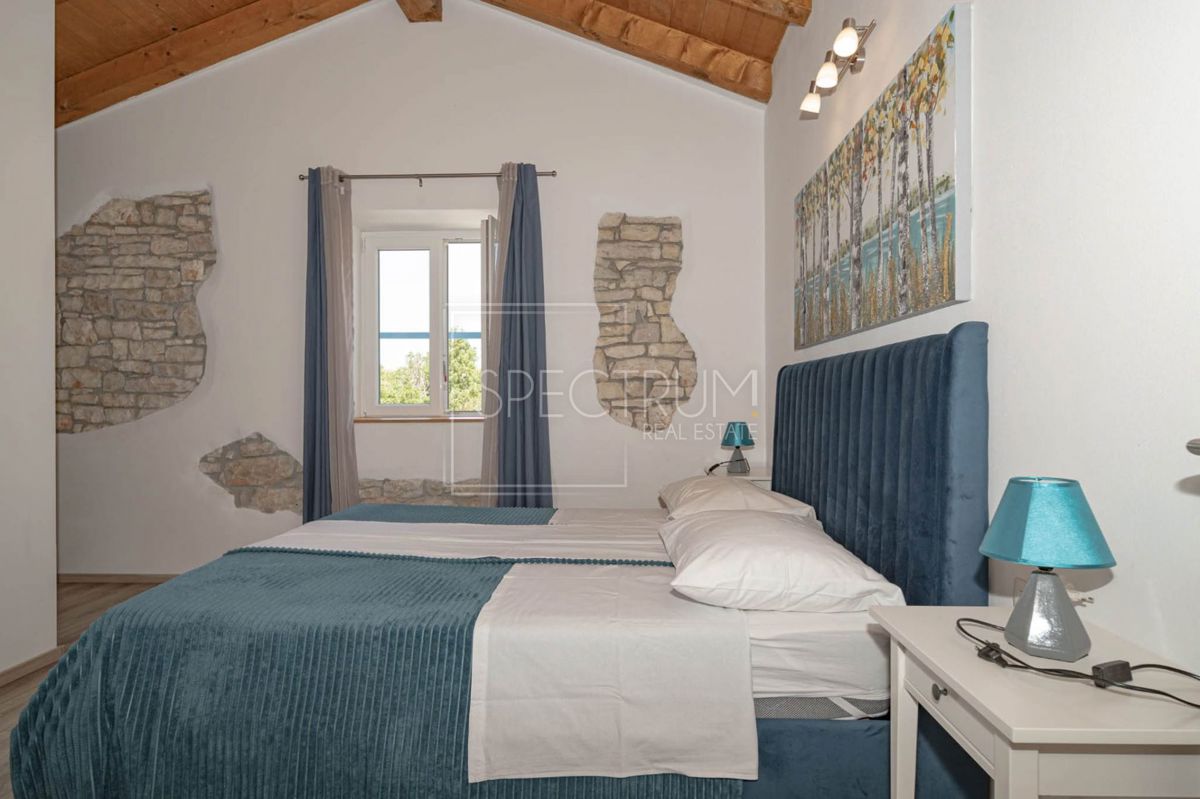 Zona di San Lorenzo, casa in pietra con piscina in posizione tranquilla