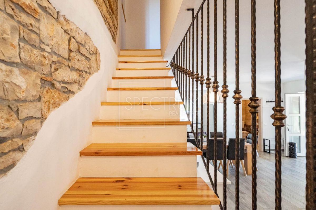 Zona di San Lorenzo, casa in pietra con piscina in posizione tranquilla