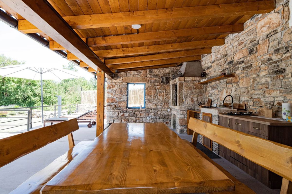 Zona di San Lorenzo, casa in pietra con piscina in posizione tranquilla