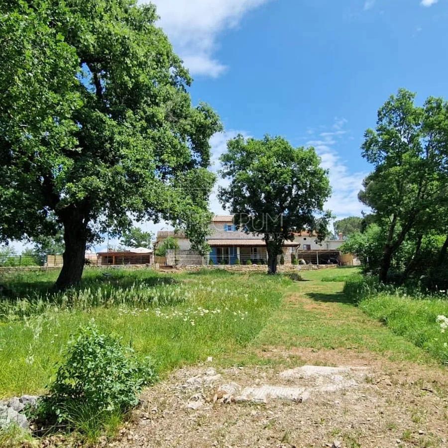 Zona di San Lorenzo, casa in pietra con piscina in posizione tranquilla