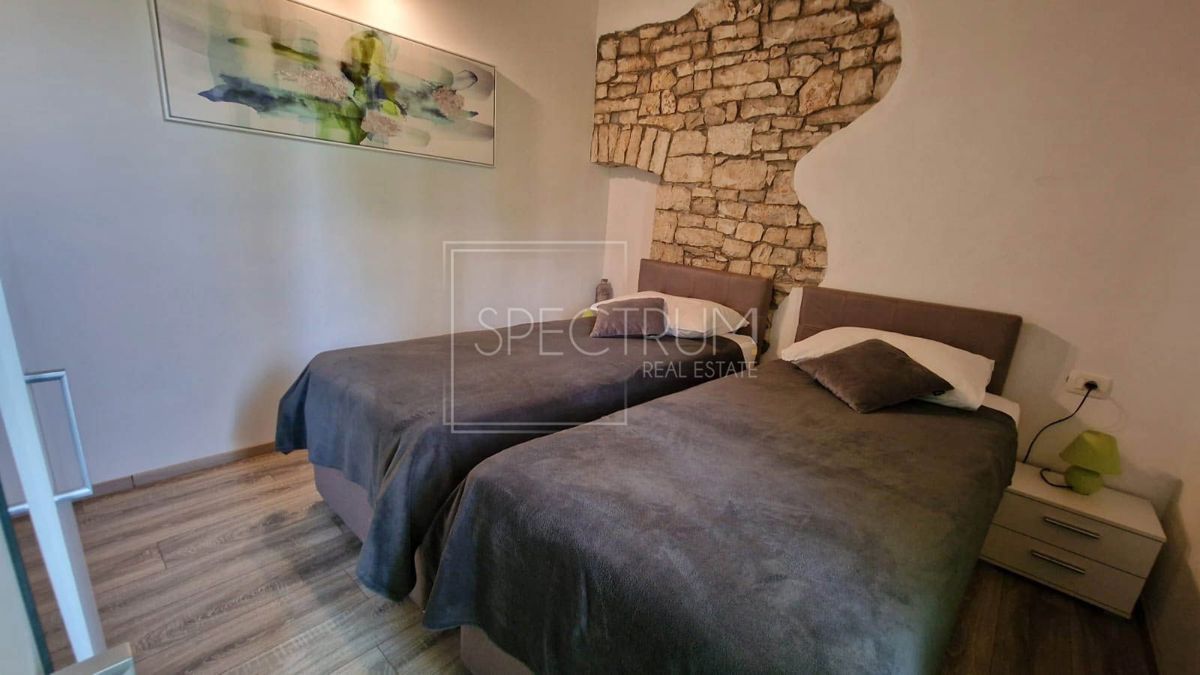 Zona di San Lorenzo, casa in pietra con piscina in posizione tranquilla