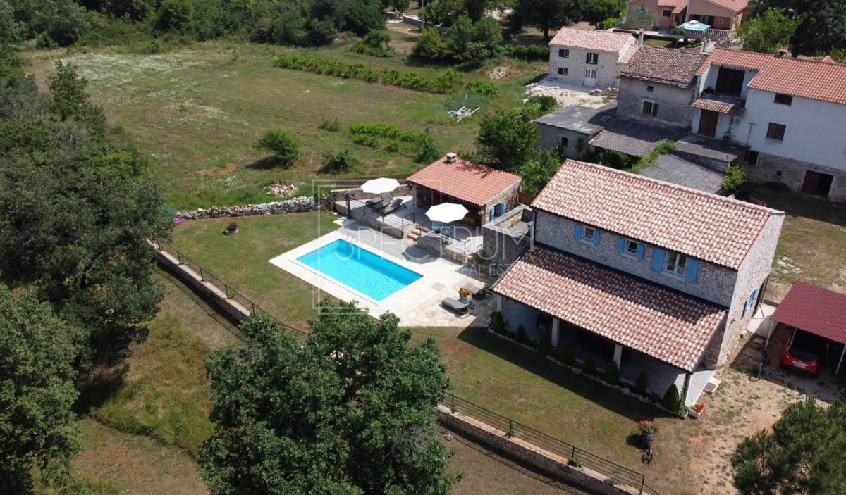 Zona di San Lorenzo, casa in pietra con piscina in posizione tranquilla