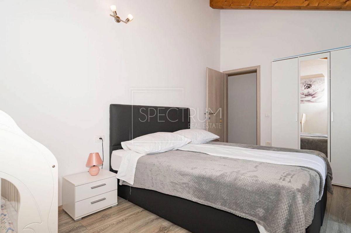 Zona di San Lorenzo, casa in pietra con piscina in posizione tranquilla