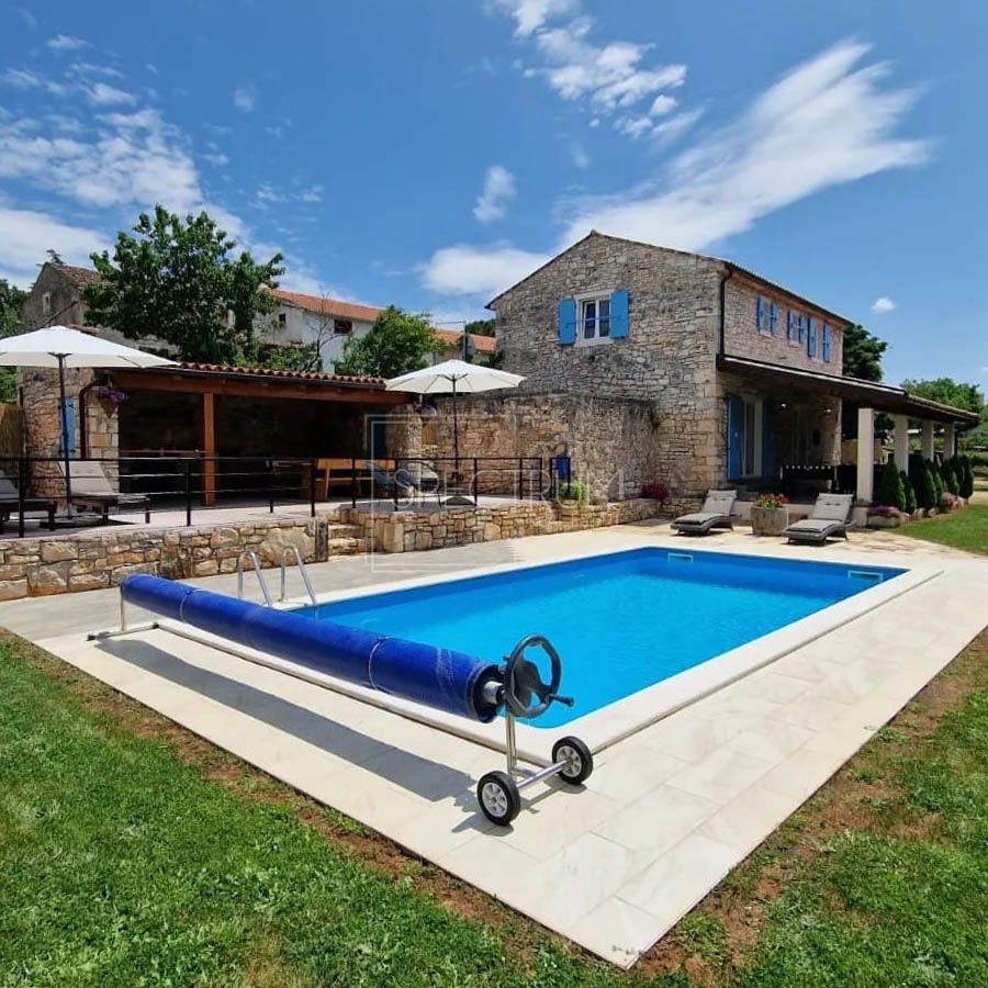 Zona di San Lorenzo, casa in pietra con piscina in posizione tranquilla