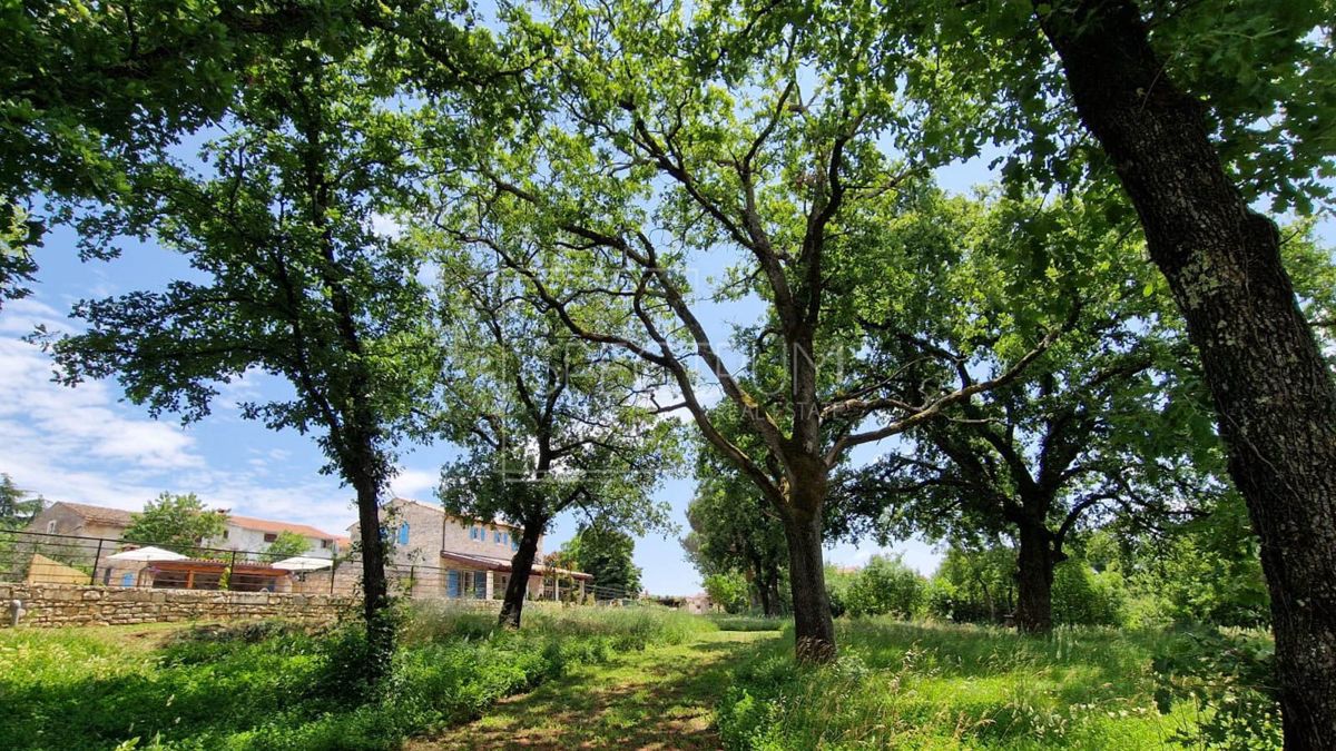 Zona di San Lorenzo, casa in pietra con piscina in posizione tranquilla