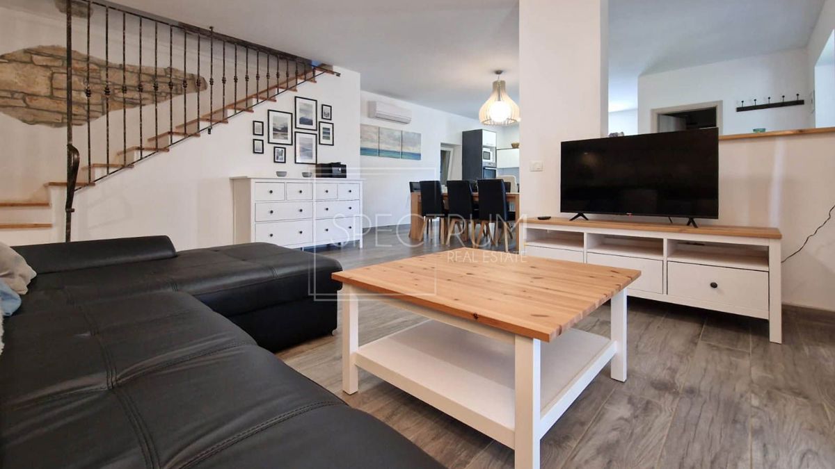 Zona di San Lorenzo, casa in pietra con piscina in posizione tranquilla