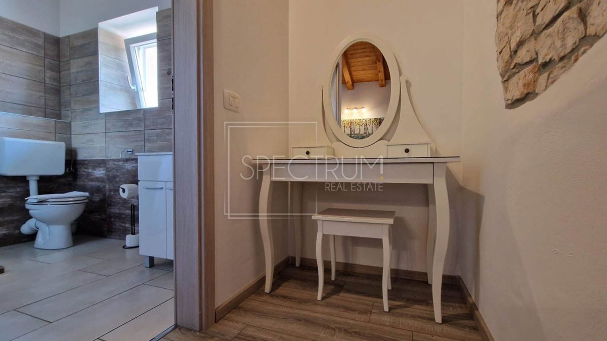 Zona di San Lorenzo, casa in pietra con piscina in posizione tranquilla