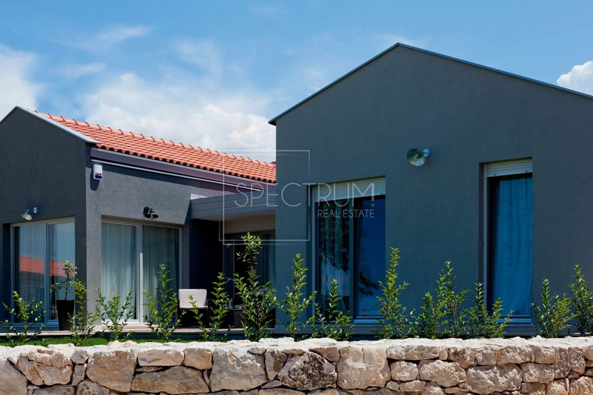 Zona Parenzo, casa a un piano con piscina
