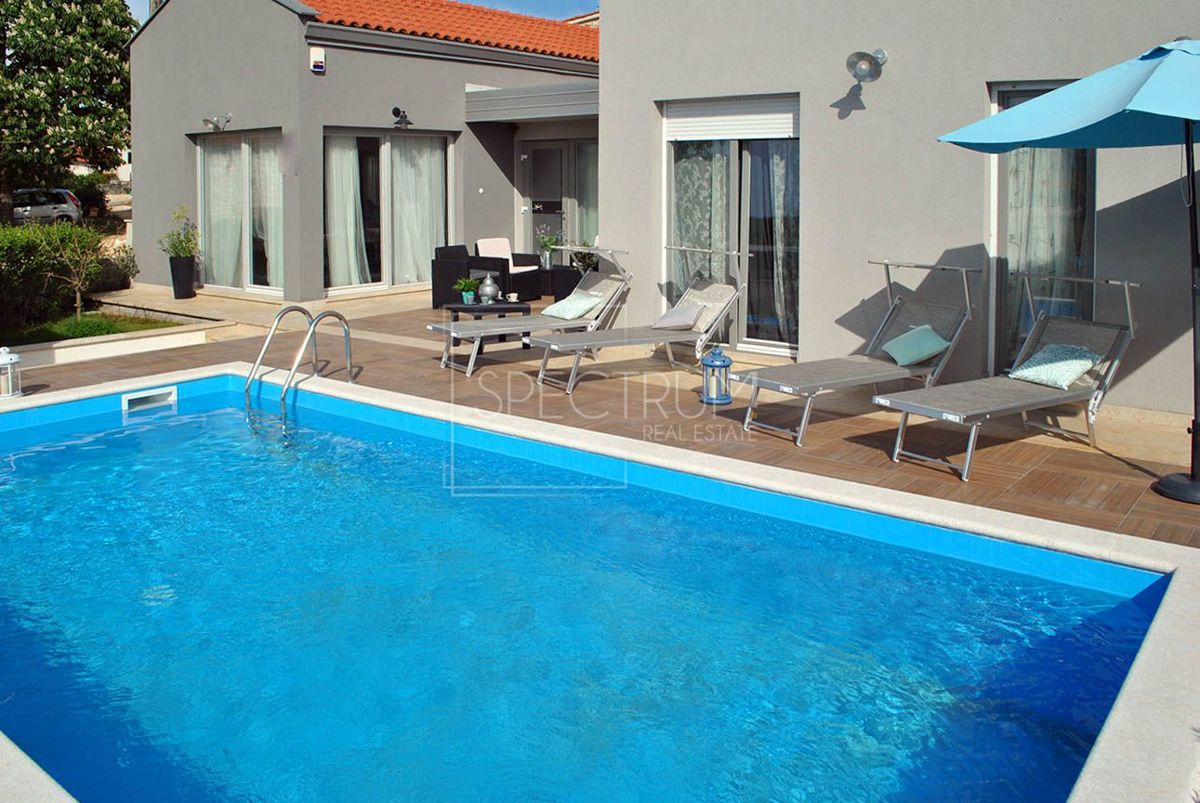 Zona Parenzo, casa a un piano con piscina