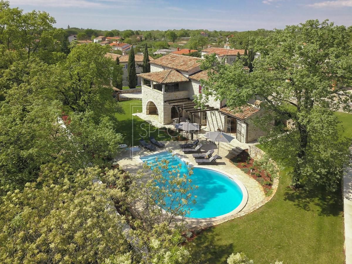 Zona di Antignana, villa in pietra con piscina in posizione tranquilla