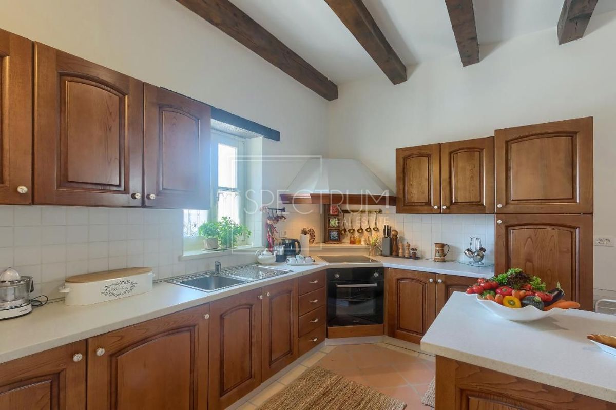 Zona di Antignana, villa in pietra con piscina in posizione tranquilla