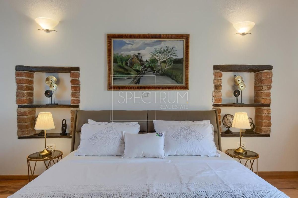 Zona di Antignana, villa in pietra con piscina in posizione tranquilla