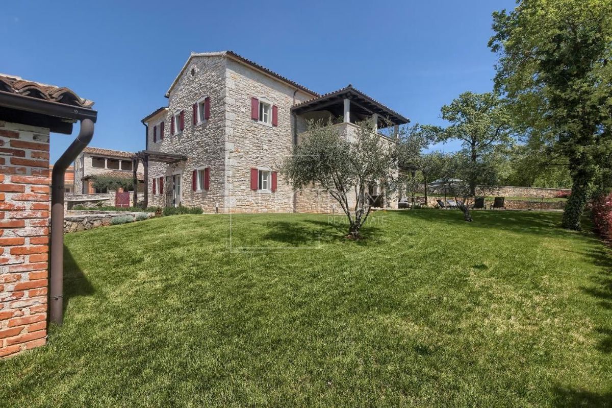 Zona di Antignana, villa in pietra con piscina in posizione tranquilla