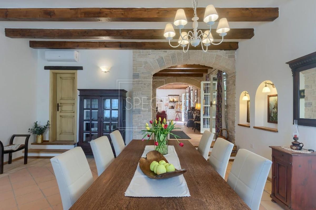 Zona di Antignana, villa in pietra con piscina in posizione tranquilla