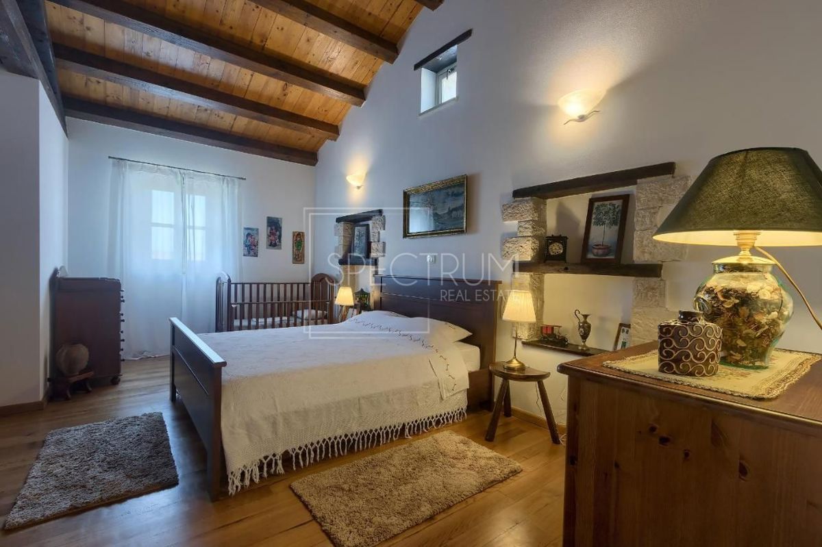 Zona di Antignana, villa in pietra con piscina in posizione tranquilla