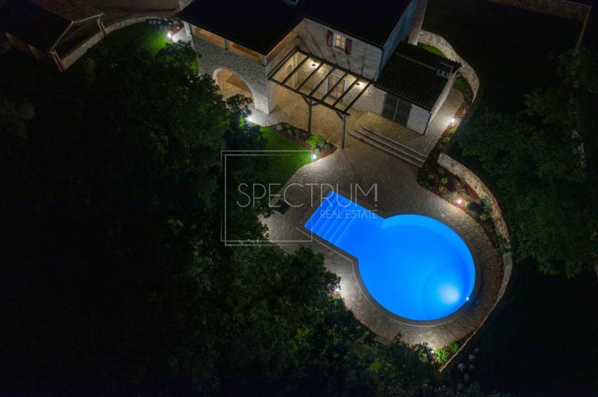 Zona di Antignana, villa in pietra con piscina in posizione tranquilla