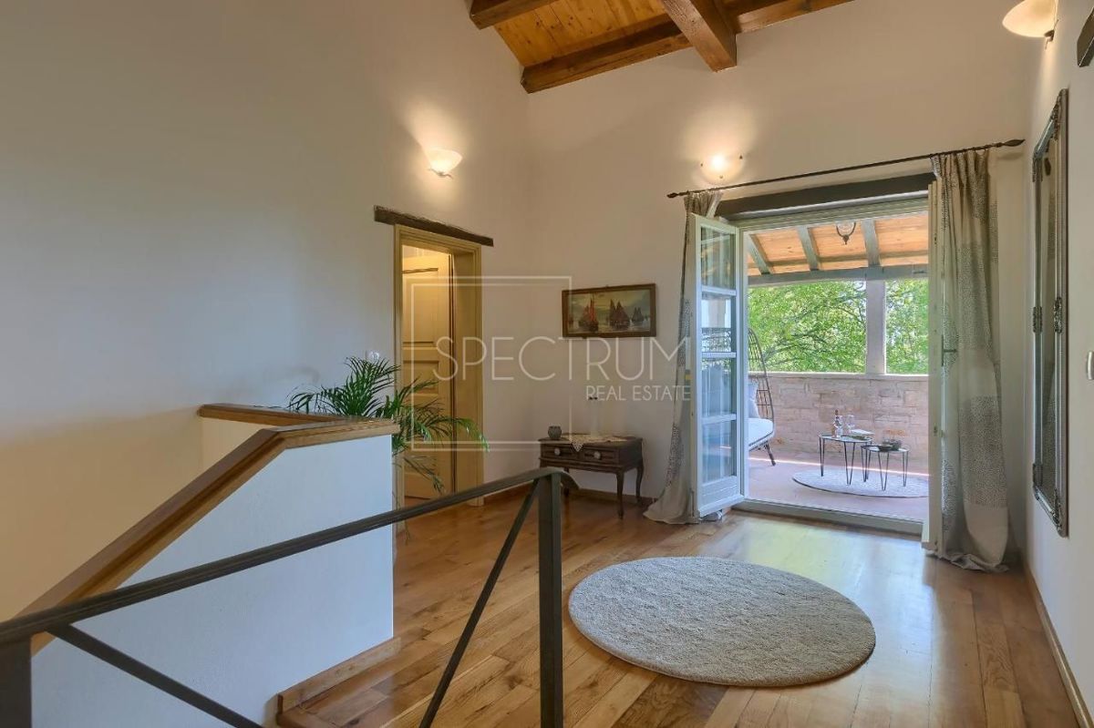 Zona di Antignana, villa in pietra con piscina in posizione tranquilla