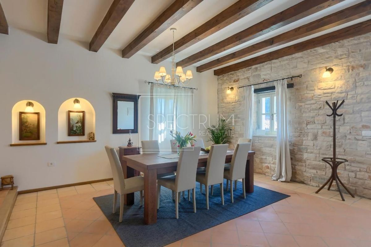 Zona di Antignana, villa in pietra con piscina in posizione tranquilla