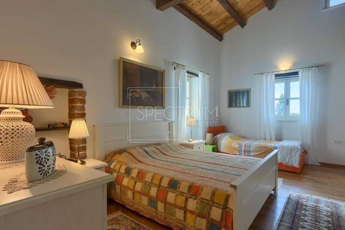 Zona di Antignana, villa in pietra con piscina in posizione tranquilla