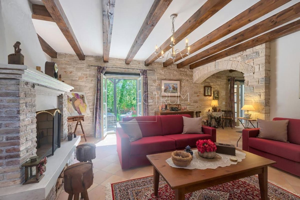 Zona di Antignana, villa in pietra con piscina in posizione tranquilla