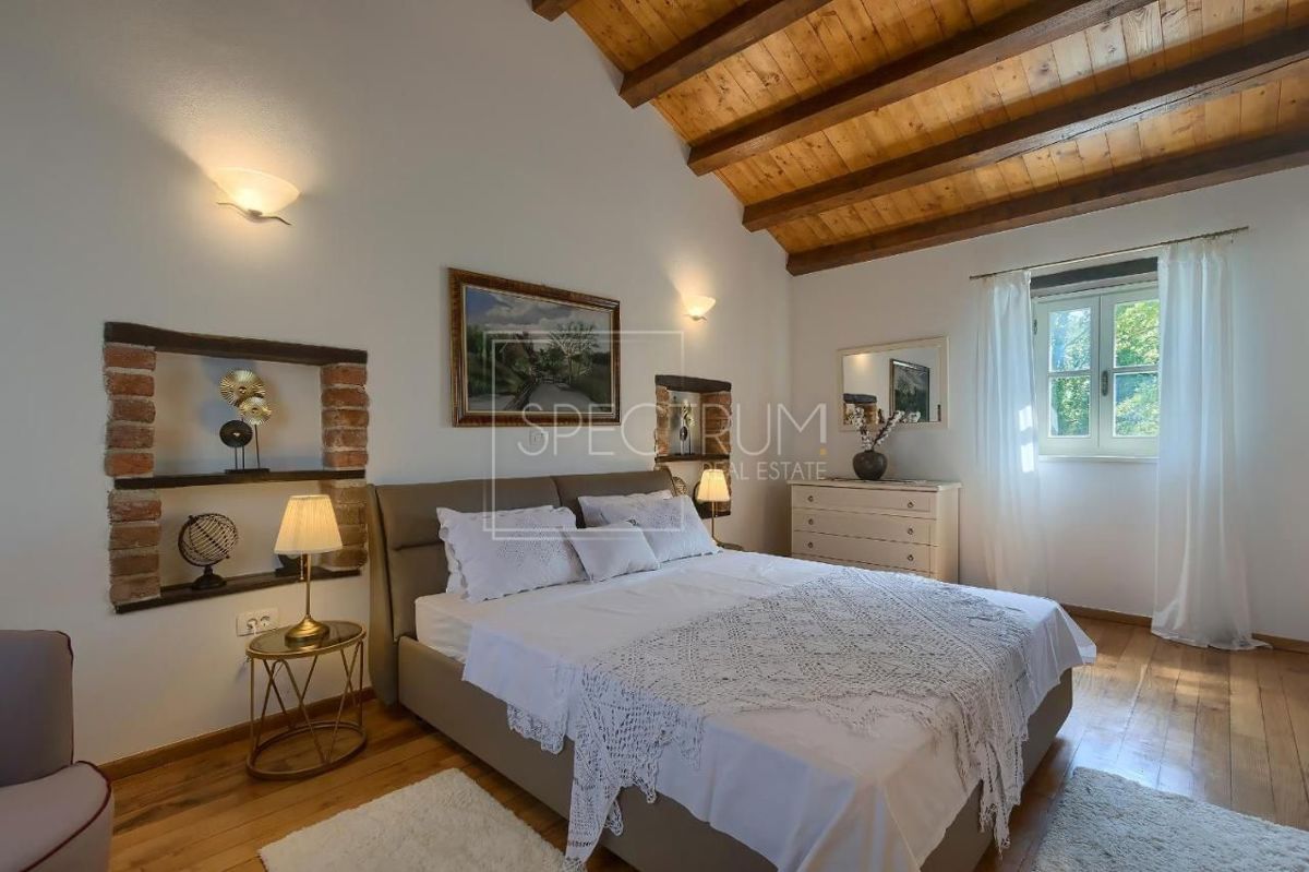 Zona di Antignana, villa in pietra con piscina in posizione tranquilla