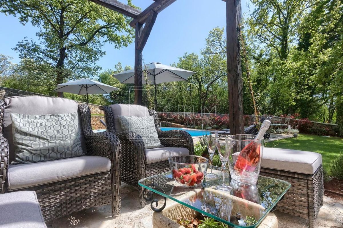 Zona di Antignana, villa in pietra con piscina in posizione tranquilla