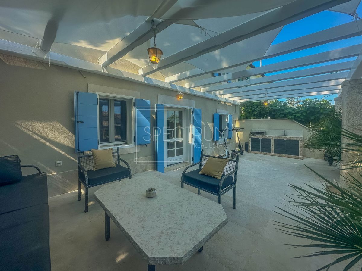 Zona di Umago, casa in pietra ristrutturata vicino al mare