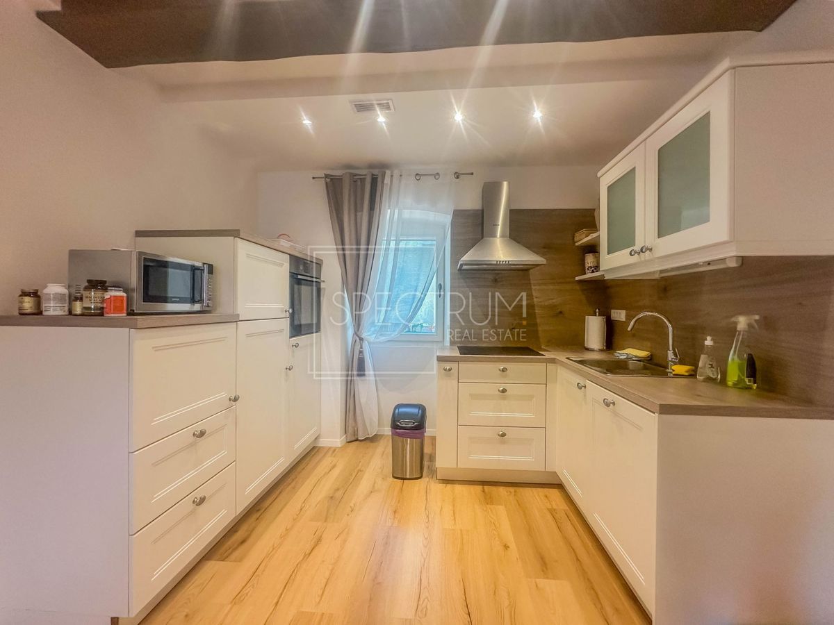 Zona di Umago, casa in pietra ristrutturata vicino al mare