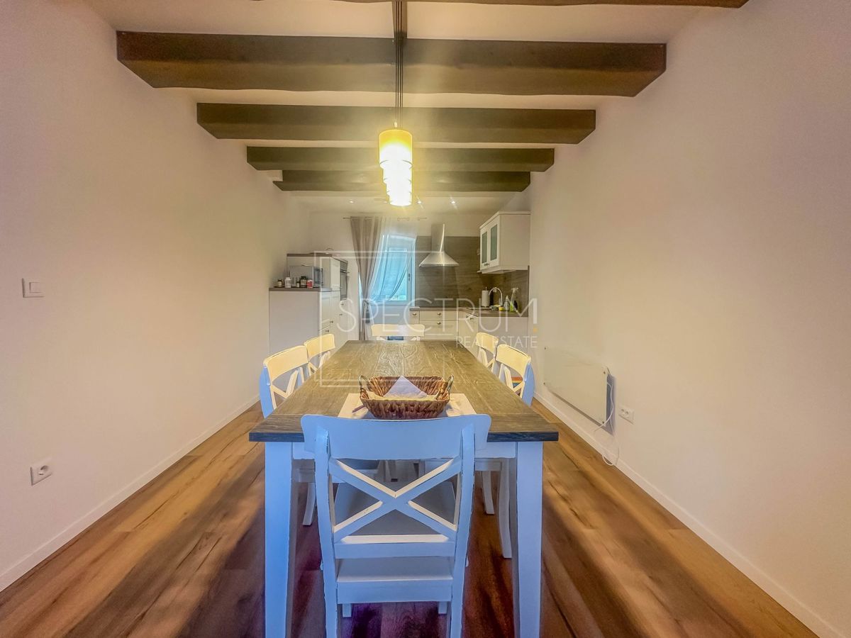 Zona di Umago, casa in pietra ristrutturata vicino al mare