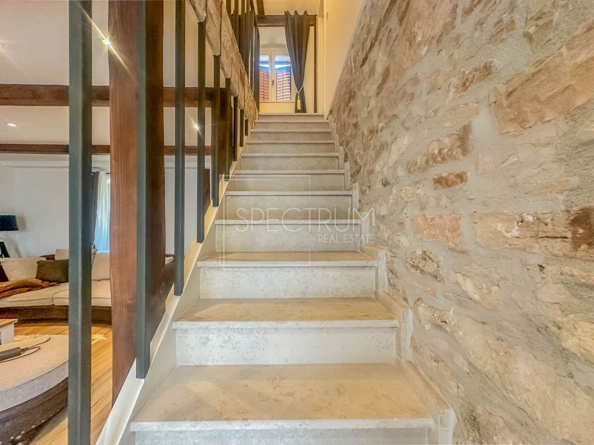 Zona di Umago, casa in pietra ristrutturata vicino al mare