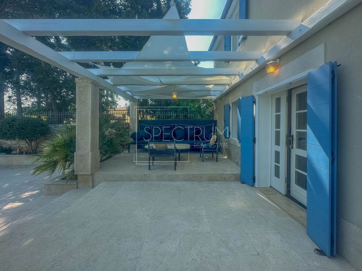 Zona di Umago, casa in pietra ristrutturata vicino al mare