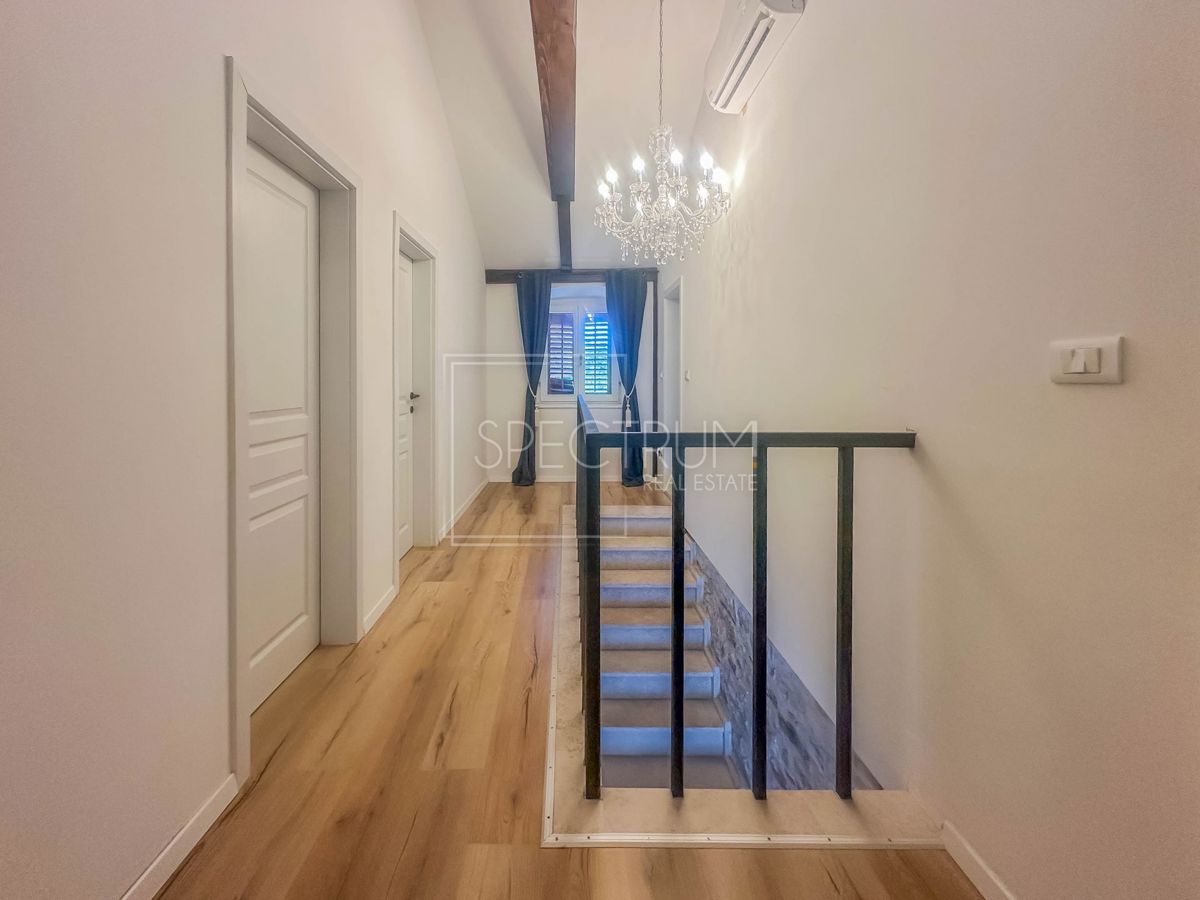 Zona di Umago, casa in pietra ristrutturata vicino al mare