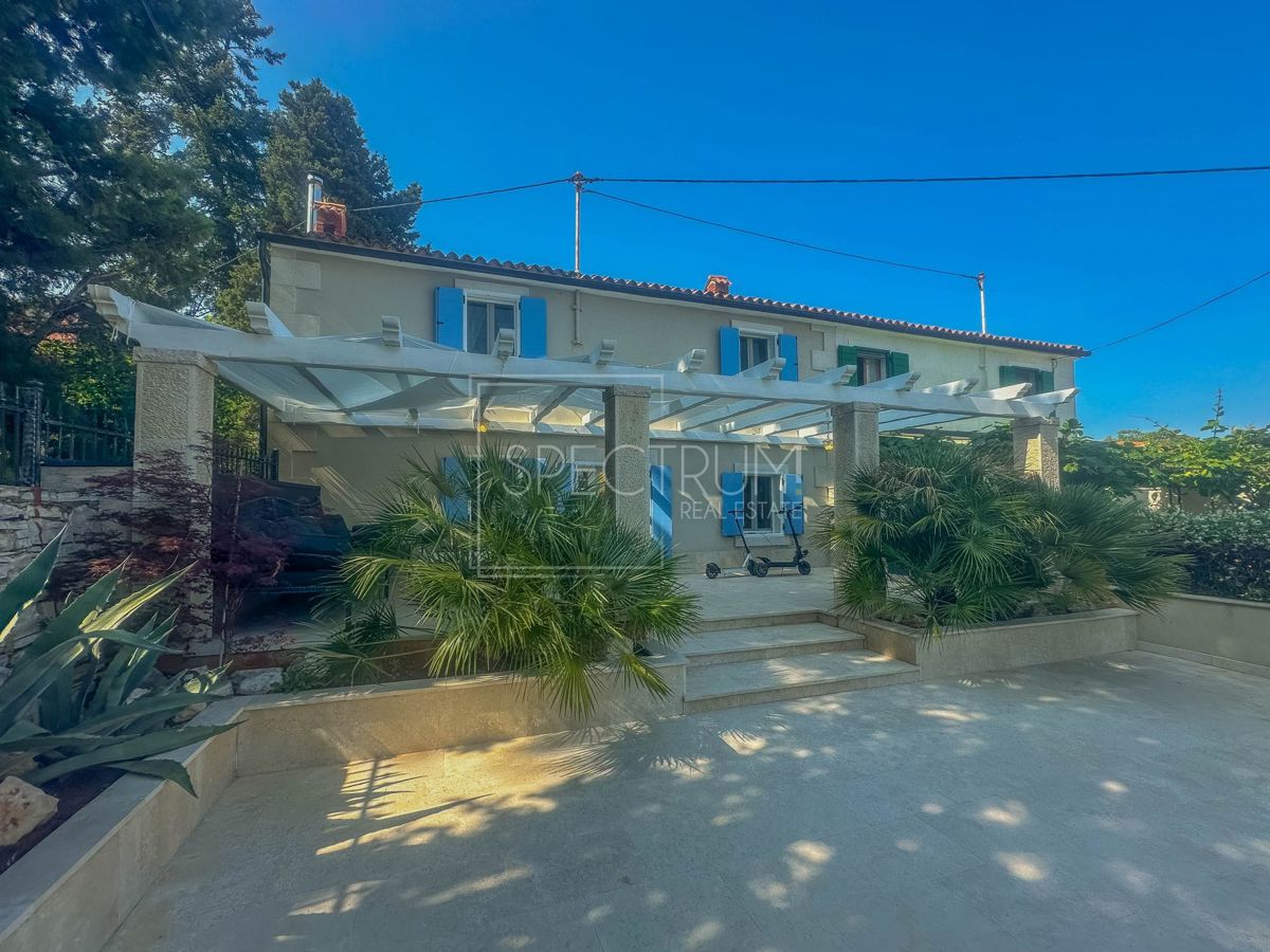 Zona di Umago, casa in pietra ristrutturata vicino al mare