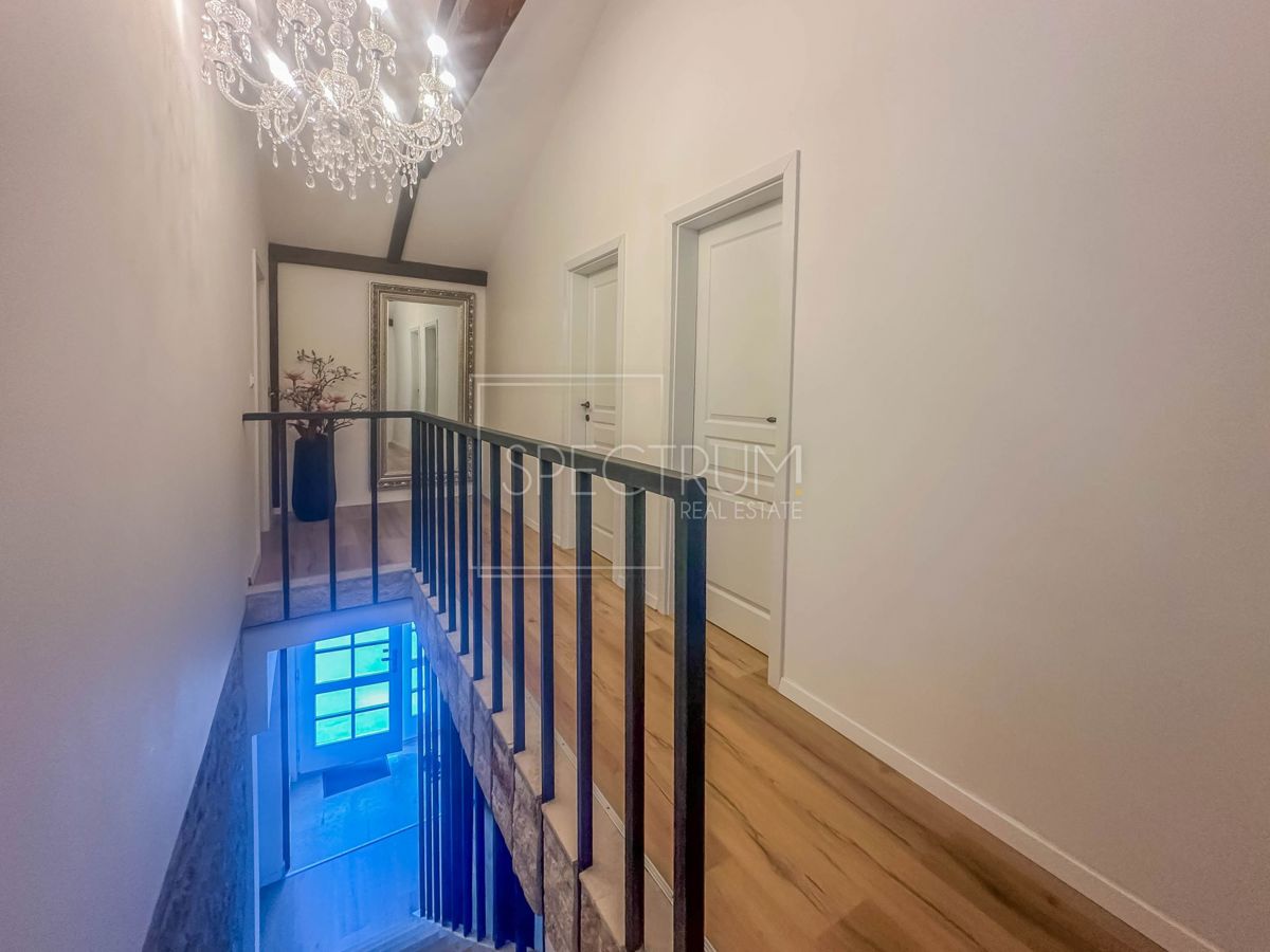 Zona di Umago, casa in pietra ristrutturata vicino al mare