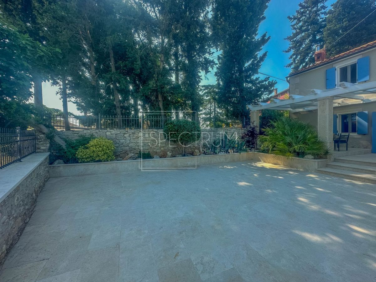 Zona di Umago, casa in pietra ristrutturata vicino al mare