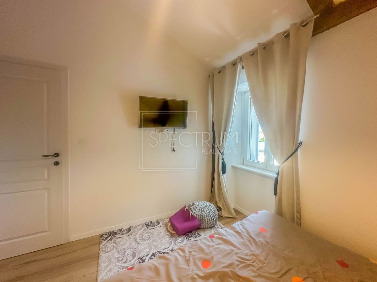 Zona di Umago, casa in pietra ristrutturata vicino al mare