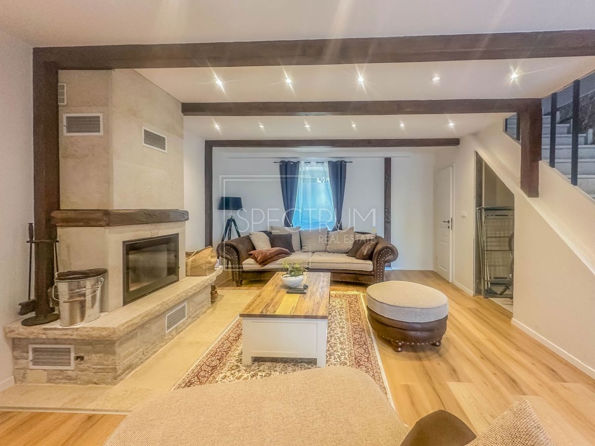 Zona di Umago, casa in pietra ristrutturata vicino al mare