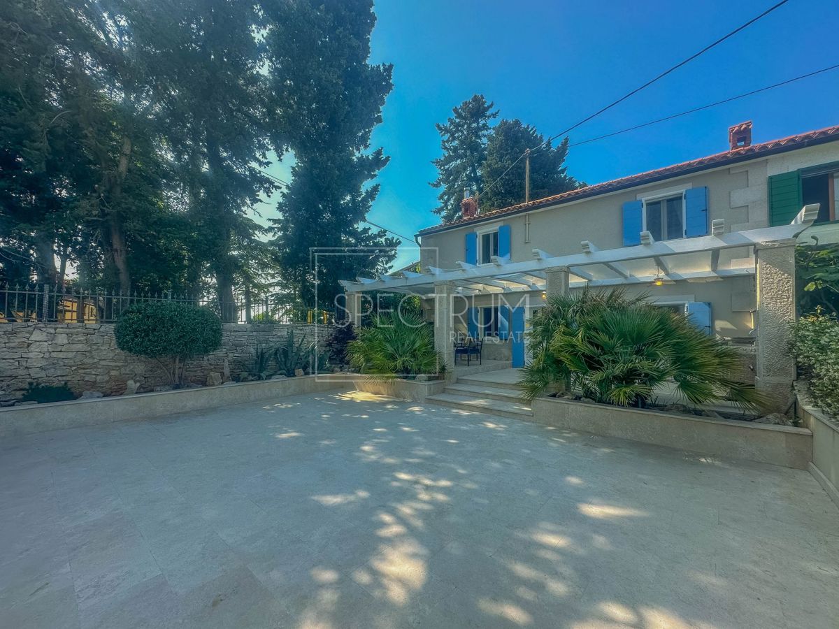 Zona di Umago, casa in pietra ristrutturata vicino al mare