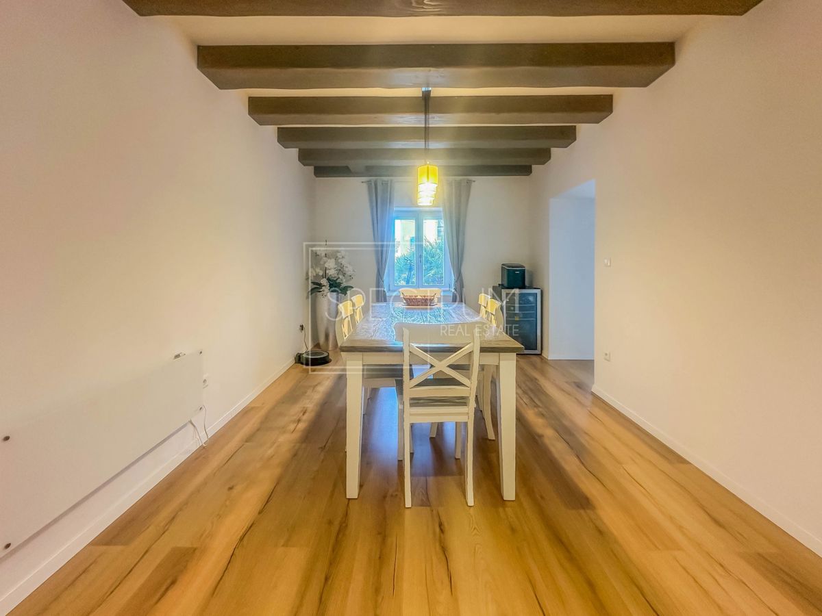 Zona di Umago, casa in pietra ristrutturata vicino al mare