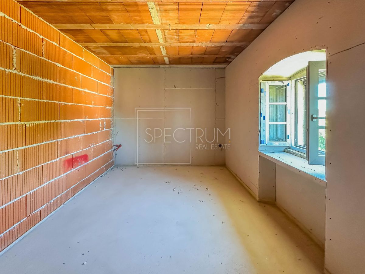 Zona di Visignano, casa in pietra con ristrutturazione iniziata