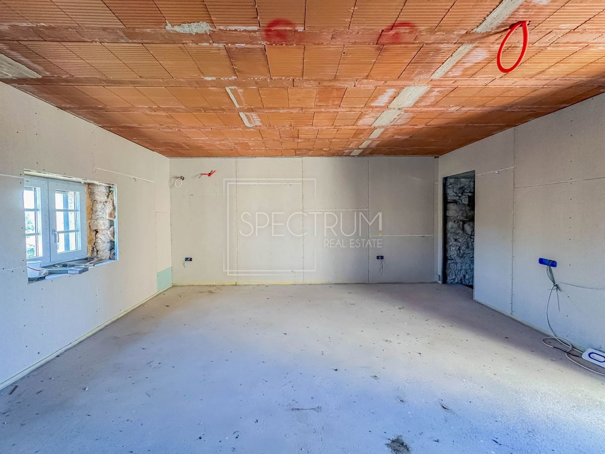 Zona di Visignano, casa in pietra con ristrutturazione iniziata