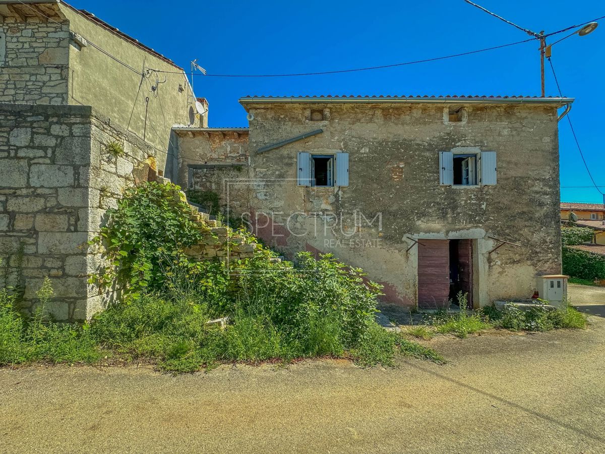 Zona di Visignano, casa in pietra con ristrutturazione iniziata