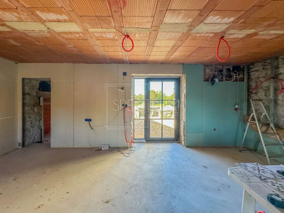 Zona di Visignano, casa in pietra con ristrutturazione iniziata