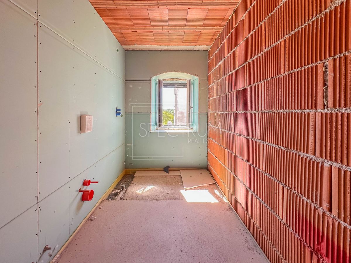 Zona di Visignano, casa in pietra con ristrutturazione iniziata